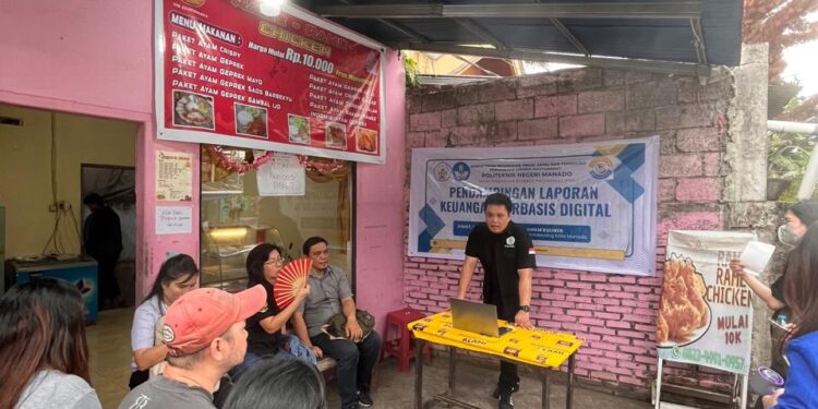 Dosen Jurusan Akuntansi Polimdo saat membagikan pemahaman tentang pelaporan keungan kepada UMKM di Kota Manado. (foto: istimewa)