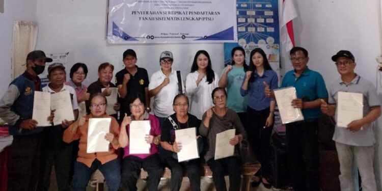 Pertanahan Manado Serahkan 20 Sertipikat Program PTSL di Kelurahan Paniki Bawah