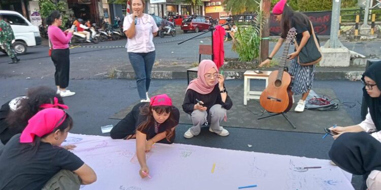 Pengacara Muda, Corry Sofiani M. Sengkey saat membawakan puisi perlawanan terhadap sistem struktural. (foto: meikel/barta)