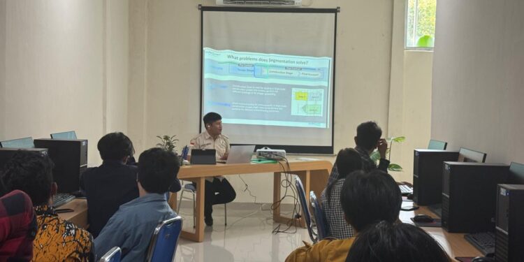 Dosen Teknik Sipil Polimdo sekaligus Instruktur BIM 5D Cubicost, Ir. Switly Peginusa, S.ST., M.T., saat menjelaskan kepada mahasiswa yang mengikuti pelatihan dan sertifikasi BIM 5D Cubicost TAS. (foto: istimewa)