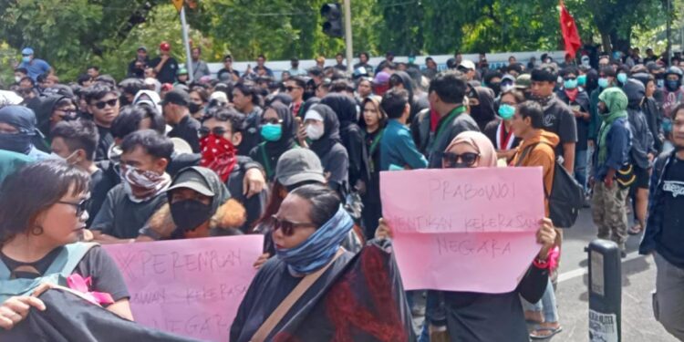 API hadir aksi di depan gedung DPRD Sulut. (foto: meikel/barta)