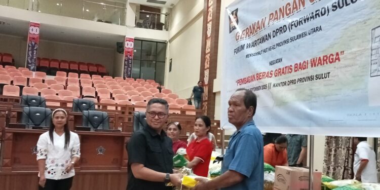 Plt Setwan Niklas Silangen saat simbolis memberikan bantuan kepada masyarakat. (Foto: meikel/barta)