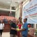 Plt Setwan Niklas Silangen saat simbolis memberikan bantuan kepada masyarakat. (Foto: meikel/barta)