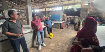 Kepala Unit Pasar Winenet, Nurdin Bandu, lakukan penataan langsung ke sejumlah lapak dan kios dilokasi pasar winenet, Kota Bitung. (Foto: Chris/Barta1)