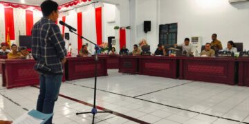 Foto: Ketua Karang Taruna Kadeho Menyampaikan Aspirasinya di Depan Anggota DPRD Sangihe. (Dok. Istimewa)