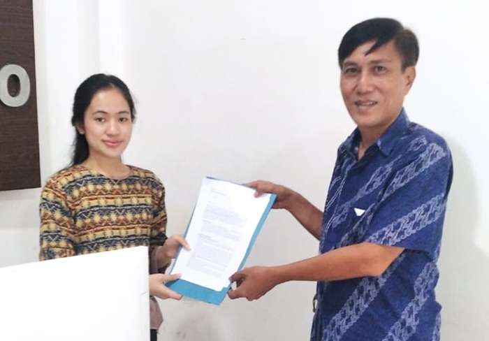 Iwan Moniaga menyerahkan laporan ke PTSP Kejari Manado. (foto: Barta1)