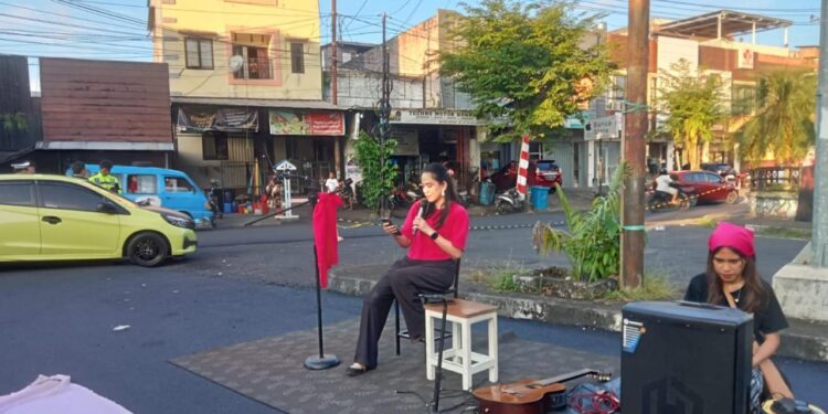 Apri Yanti saat menyampaikan aspirasinya melalui puisi. (foto: meikel/barta)