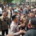 Kapolres Bitung AKBP Albert Zai, SIK, MH, melakukan negosiasi dengan para pengunjuk rasa di depan pintu masuk DPRD Kota Bitung. (foto: Chris/Barta1)