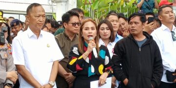 Ketua DPRD Kota Bitung, Vivie Jeanet Ganap, SE, membacakan 15 poin Aspirasi dan tuntutan kepada massa aksi unjuk rasa di depan Kantor DPRD Kota Bitung. (foto: Chris/Barta1)