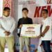 Koordinator Liputan Barta1 Ady Putong dan Kepala Perwakilan Bank Indonesia Sulut Ircham Taufik menyerahkan hadiah pada juara I penulisan artikel Festival Kuliner Kemerdekaan. (foto: Ikel Labaro)