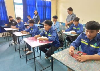 Kelas Jurusan Teknik Mesin Polimdo, dengan meja dan kursi hasil daur ulang sampah plastik, buah tangan penelitian dosen dan mahasiswa Jurusan Teknik Mesin Polimdo. (foto : Meikel/Barta)