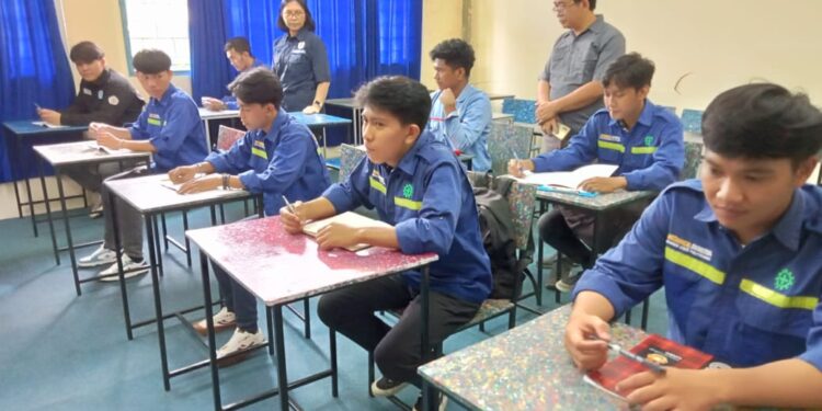 Kelas Jurusan Teknik Mesin Polimdo, dengan meja dan kursi hasil daur ulang sampah plastik, buah tangan penelitian dosen dan mahasiswa Jurusan Teknik Mesin Polimdo. (foto : Meikel/Barta)