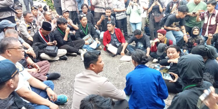 Pimpinan dan anggota DPRD Sulut mendengarkan aspirasi mahasiswa. (foto: meikel/barta)