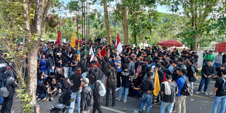 Massa Aksi di DPRD Sulut. (foto: meikel/barta)