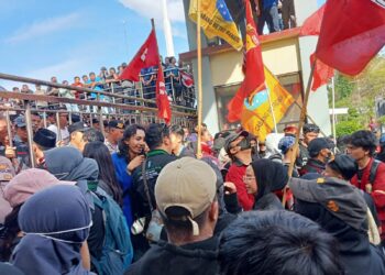 Geram Sulut saat menyampaikan aspirasi di Gedung DPRD Sulut. (foto: meikel/barta)