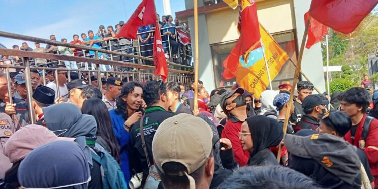 Geram Sulut saat menyampaikan aspirasi di Gedung DPRD Sulut. (foto: meikel/barta)