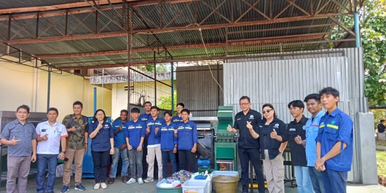 Tim Riset Polimdo dalam memperlihatkan mesin pencacah dan oven beserta sampah yang akan diolah menjadi meja, kursi dan paving. (foto: meikel/barta)