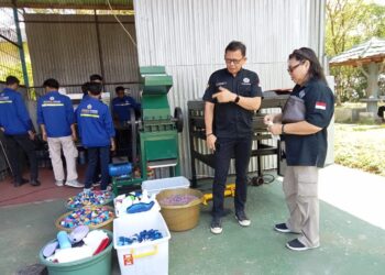 Ketua tim peneliti berdikari, Stevi Kaligis, SE., Ak, MM., CA bersama koordinator Humas Polimdo, Ivoletti Merlina Walukow SE., MSi saat melihat hasil dari pengelolaan sampah. (foto: meikel/barta)