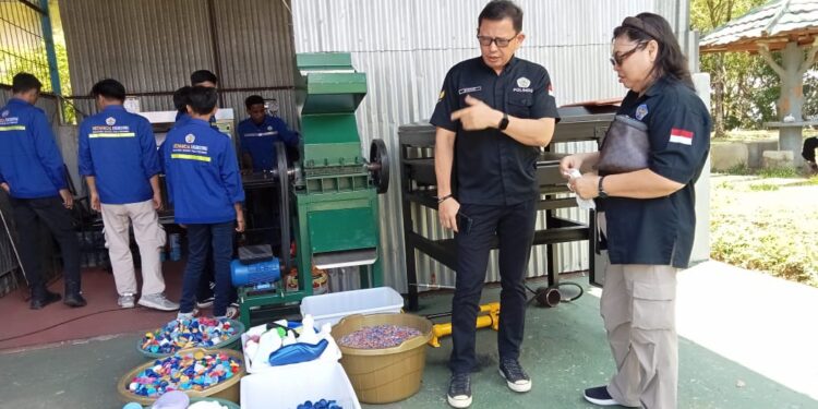 Ketua tim peneliti berdikari, Stevi Kaligis, SE., Ak, MM., CA bersama koordinator Humas Polimdo, Ivoletti Merlina Walukow SE., MSi saat melihat hasil dari pengelolaan sampah. (foto: meikel/barta)