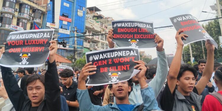 Anak-anak muda berunjuk rasa di Kathmandu pada hari Senin, sambil memegang spanduk yang mengecam korupsi. Pasukan keamanan merespons dengan tindakan keras yang brutal, menewaskan lebih dari 50 orang dalam krisis yang terjadi. (foto: NewsUN.org)
