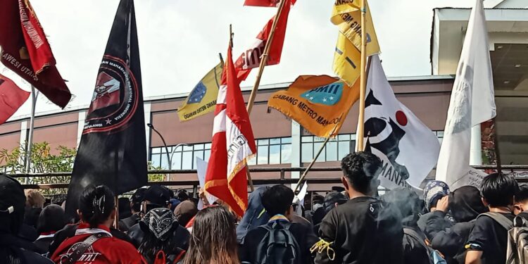 Massa Aksi di DPRD Sulut. (foto: meikel/barta)