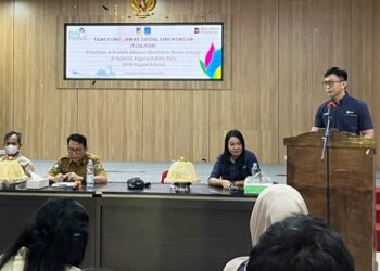 PLN menyalurkan program pengayaan edukatif untuk siswa SMK. (foto: Humas PLN)