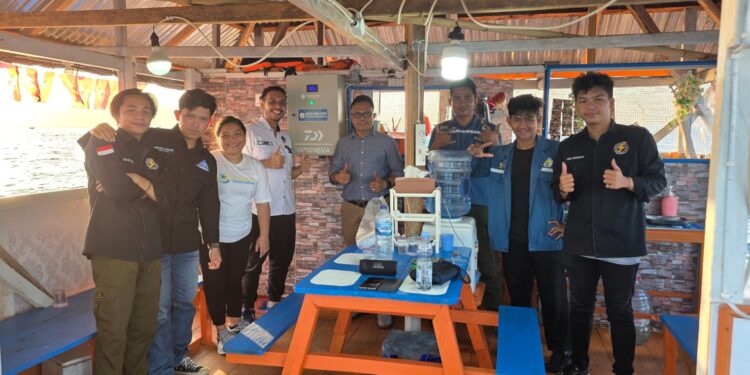 Pimpinan, dosen hingga mahasiswa Jurusan Elektro Polimdo bersama keterwakilan kelompok nelayan Malos 3. (foto: istimewa)
