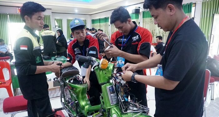 Pelatihan dan Praktik Edukasi Ekosistem Green Energy untuk siwa SMK. (foto: Humas PLN)