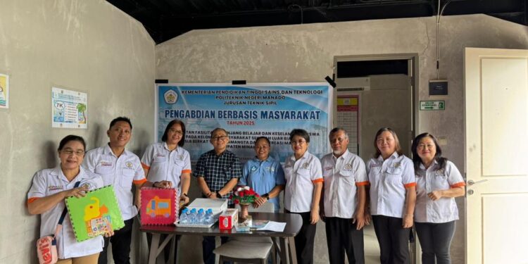 Tim Pengabdian berbasis masyarakat Polimdo saat memberikan bantuan kepada SLB di Minahasa. (foto: istimewa)