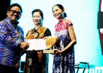 Pimpinan PLN Suluttenggo dan pegiat Lingkungan Sulut. (foto: Barta1)