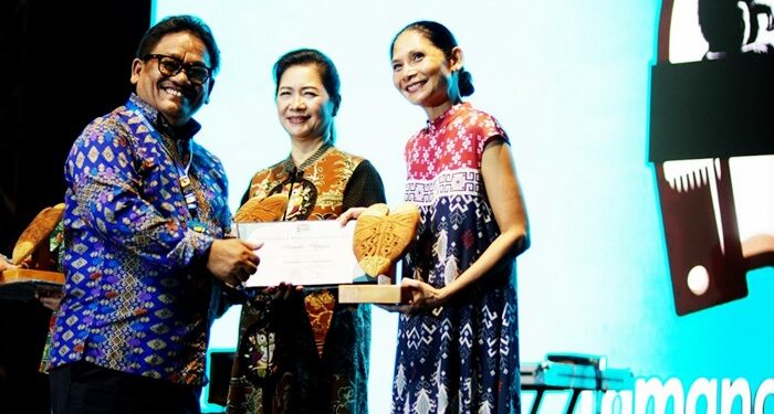 Pimpinan PLN Suluttenggo dan pegiat Lingkungan Sulut. (foto: Barta1)