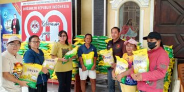 Polres Bitung menggelar Pasar Murah di Jemaat GMIM Yerusalem Manembo-Nembo Atas. (foto: Chris/Barta1)