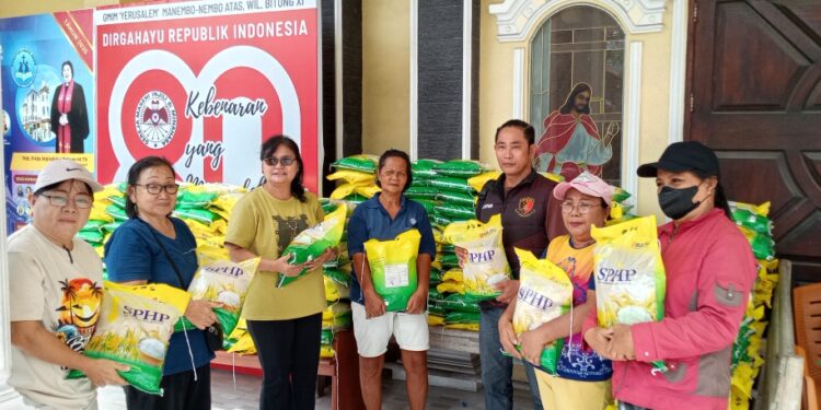 Polres Bitung menggelar Pasar Murah di Jemaat GMIM Yerusalem Manembo-Nembo Atas. (foto: Chris/Barta1)