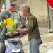 Penanggungjawab Pangan Gratis, Raymond Legi, membagikan pangan gratis bagi ojol. (foto: istimewa)