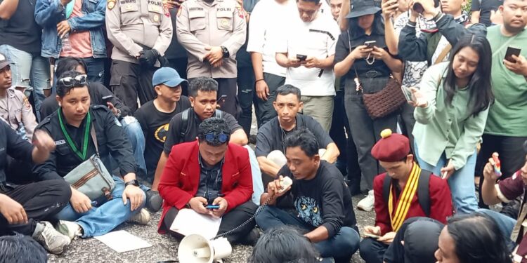 Masyarakat Kalasey Dua, Refli Sanggel, saat menyampaikan aspirasinya. (foto: meikel/barta)
