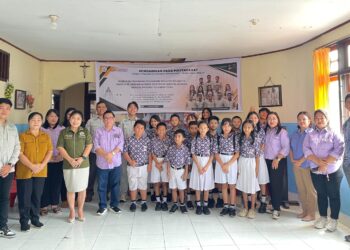 Tim pengabdian kepada masyarakat bersama guru dan siswa SD GMIM 01 Manado. (foto: istimewa)