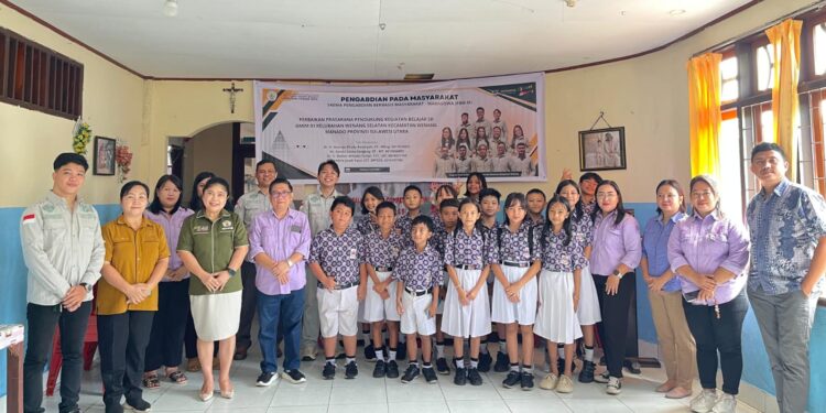 Tim pengabdian kepada masyarakat bersama guru dan siswa SD GMIM 01 Manado. (foto: istimewa)