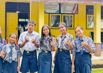Siswa-siswi menikmati pemasangan Supersun di SMP Negeri 3 Satu Atap Desa Beeng Laut. (foto: Humas PLN)