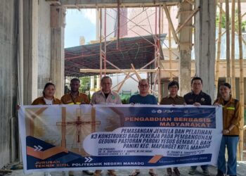 Tim pengabdian kepada masyarakat Polimdo bersama panitia pembangunan Gedung Pastoran Paroki Yesus Gembala Baik Paniki. (foto istimewa)