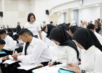 Tampak wajah serius para mahasiswa baru saat menandatangani kontrak ikatan kerja PLN 109 mahasiswa resmi bergabung tahun ini setelah melalui seleksi ketat sesuai standar kualitas PLN. (foto: Humas PLN)