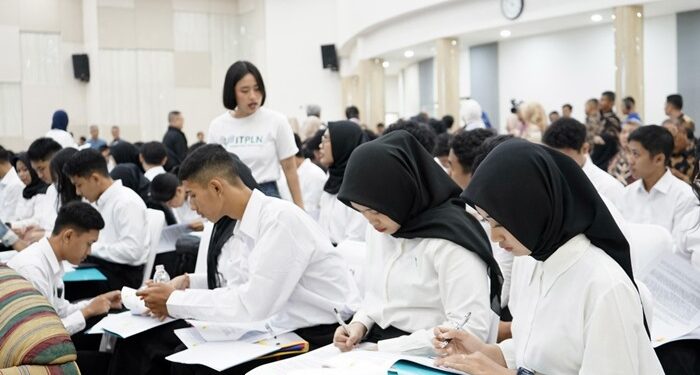 Tampak wajah serius para mahasiswa baru saat menandatangani kontrak ikatan kerja PLN 109 mahasiswa resmi bergabung tahun ini setelah melalui seleksi ketat sesuai standar kualitas PLN. (foto: Humas PLN)