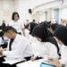 Tampak wajah serius para mahasiswa baru saat menandatangani kontrak ikatan kerja PLN 109 mahasiswa resmi bergabung tahun ini setelah melalui seleksi ketat sesuai standar kualitas PLN. (foto: Humas PLN)
