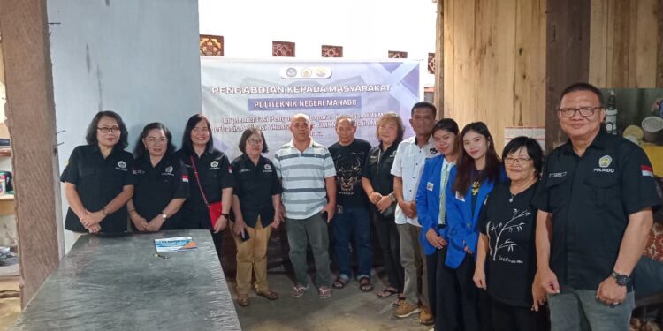 Tim pengabdian Polimdo bersama pelaku usaha Touliang Oki. (foto: istimewa)