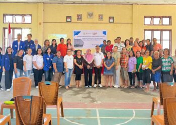 Tim pengabdian masyarakat Polimdo bersama masyarakat Desa Wori. (foto: istimewa)