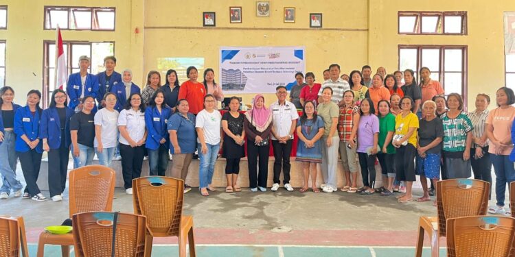 Tim pengabdian masyarakat Polimdo bersama masyarakat Desa Wori. (foto: istimewa)