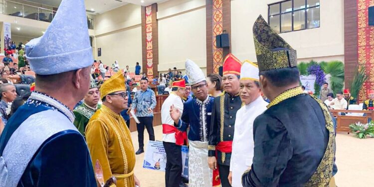 Gagahnya Wabup Sitaro Hadiri HUT ke-61 Sulut dengan Pakaian Adat