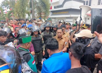 Wali Kota Weny Gaib Temui Massa Aksi Demo Aliansi Mahasiswa Kotamobagu