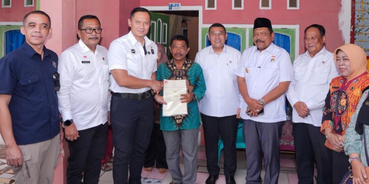 Wamen Ossy Dampingi Menko AHY Serahkan Sertipikat Tanah di Bengkulu