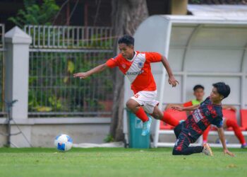 Mario Evans Bawalo saat menampilkan aksi memukau dalam mengolah si kulit bundar (Foto Istimewa).