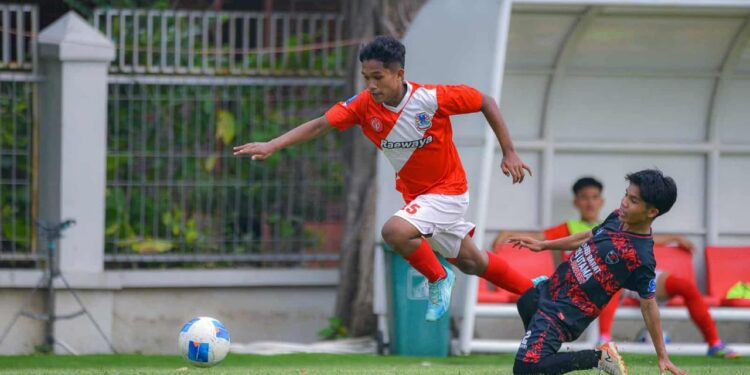 Mario Evans Bawalo saat menampilkan aksi memukau dalam mengolah si kulit bundar (Foto Istimewa).